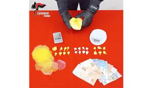 Parma: lo fermano a spasso per la città con 6 dosi di cocaina nascoste nel giubbotto. Dalla successiva perquisizione del domicilio spuntano altri 106 grammi e materiale per la pesatura e il confeziona