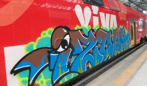 E i «graffitari» imbrattano il treno promozionale di Riccione