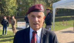 "Un obbligo ricordare quei caduti", i parà parmigiani celebrano l'anniversario di  El Alamein - Video