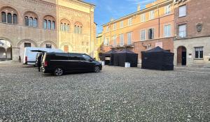 Set in piazza duomo