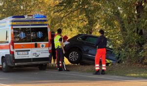 Auto contro una pianta sulla via Emilia. E a Fornovo scontro tra auto e moto: arriva l'elicottero