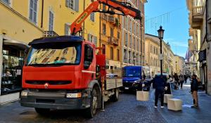 Al via la posa di nuove sedute e fioriere nel centro storico