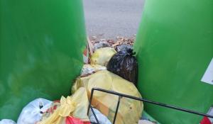 Via Cassio, tra l'immondizia per strada c'è pure una ciabatta - Le foto