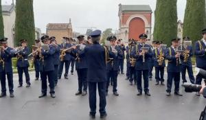 La Banda Verdi suona davanti al cimitero della Villetta
