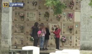 In tanti nei cimiteri di parma e provincia per ricordare i propri cari