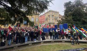 Presidio di protesta davanti al monumento al Partigiano in piazzale della Pace - Foto