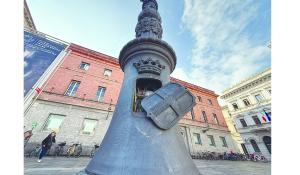 Quel lampione aperto in piazza
