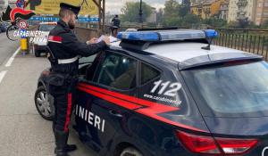 Parma: con una scusa avvicinano un coetaneo in viale toschi e dopo avergli strappato la collana d’oro dal collo lo minacciano con un coltello. Due 20enni stranieri denunciati per rapina