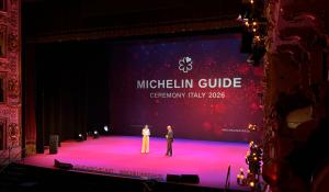 Guida Michelin 2026, al via la presentazione al Teatro Regio: in prima fila tanti chef da Bottura a Cannavacciuolo