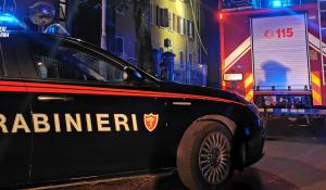 In stato di agitazione psicofisica crea il caos in un condominio lanciando oggetti dal balcone danneggiando anche l’erogatore del gas. denunciato 43enne italiano