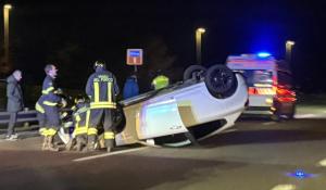 Auto cappottata in tangenziale nord all'altezza di via Europa