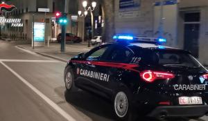 Parma: riconosce l’addetto alla sicurezza che lo aveva fermato giorni prima in un negozio e lo rapina. Denunciato 27enne straniero