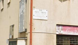 Ennesima lite tra i due fidanzati in via Savani, questa volta ci sono anche i famigliari: lui denunciato, lei aggredisce i poliziotti e danneggia la volante è stata arrestata