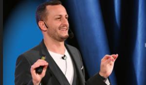 Walter Riviera porta l'Intelligenza Artificiale sul palco, tra una risata ed uno spunto di riflessione. Anche per i non-esperti - Video