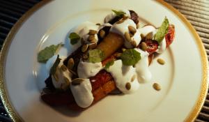 Carote glassate alla brace, yogurt, menta e semi di zucca