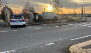 Si schianta contro una cancellata in via Langhirano: un ferito