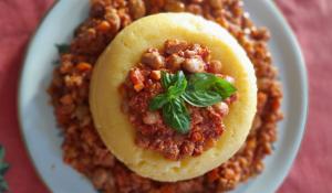 Semplicemente Polenta Ricca. Corroborante preparazione rinforzata dalla salsiccia con i fagioli