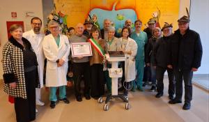 Gli Alpini di Collecchio-Gaiano donano un elettrocardiografo all’Ospedale dei Bambini