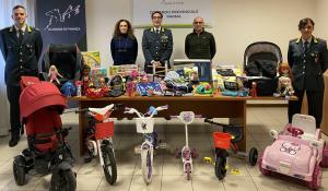 Guardia di finanza Parma: donati all’organizzazione di volontariato “centro di aiuto alla vita” di parma abiti, giocattoli e attrezzature per l’infanzia.