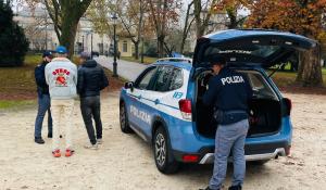 Finge di essere un dipendente del supermercato, e prova a rubare oltre 1000 euro di merce. Tentato furto in un ristorante nella notte