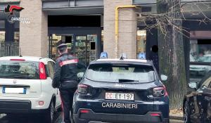 Parma: vuole illuminare l’albero gratis e decide di rubare le “lucine” da un negozio dell’Oltretorrente. Alcuni giorni dopo tenta lo stesso colpo ma viene riconosciuta dalla proprietaria. Nei guai 47e