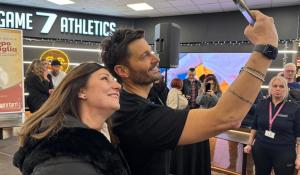 Selfie e sorrisi, centinaia in coda per  Filippo Bisciglia: il conduttore di Temptation Island "accende" l'Euro Torri - Le foto