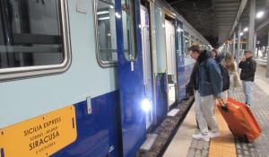 Natale e Capodanno, torna il treno «Sicilia Express». Partenze il 20 e 27 dicembre, da Parma il biglietto costa 27,90 euro. Prenotazioni da domani sabato alle 12