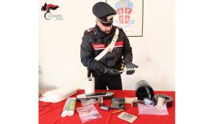 Parma: durante un controllo viene trovato nell’auto con una dose di eroina e uno spinello. Poi, dall’abitazione spuntano oltre 400 gr. di hashish. arrestato 47enne italiano