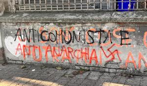 Imbrattata la scritta dedicata a Virgi fuori dall'Ulivi