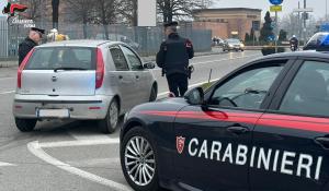 Strada Quarta e via dei Mille, automobilista chiede informazioni a due donne poi si abbassa i pantaloni: 40enne denunciato