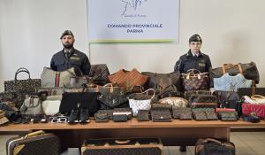 Borsette, orologi, gioielli, al mercato in Ghiaia sequestrati oltre mille prodotti contraffatti: denunciati due commercianti