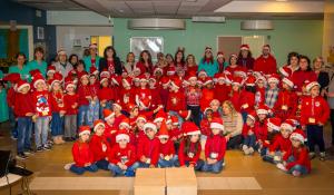 Canti di Natale sotto l&rsquo;albero di 100 piccoli coristi