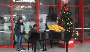 Stazione di Parma, un pianoforte a disposizione dei viaggiatori