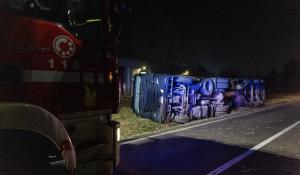 Via Traversetolo, camion si ribalta: giovane trasportata al Maggiore