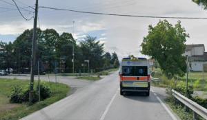 Via Traversetolo, camion si ribalta: giovane trasportata al Maggiore