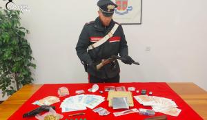 Droghe, armi modificate e banconote false: arrestato un 26enne