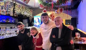 Il maltempo non ha fermato la sbicchierata della vigilia in centro - Le foto: auguri e champagne