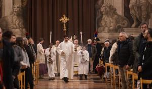 Messa di Natale in duomo, il vescovo: "Per la pace, Dio ha mandato un bambino" 