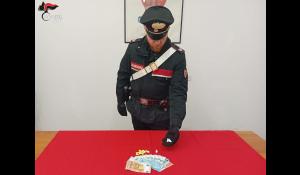 Nascondeva in auto 16 dosi di cocaina: arrestato 22enne straniero