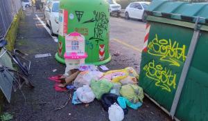 Un chilometro e mezzo di distanza: due zone diverse, stessa scena di immondizia. Con casetta delle bambole inclusa - Le foto