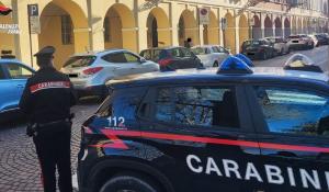 Lui la ospita a casa, lei lo deruba nel sonno: denunciata 55enne a Parma