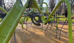 Vandali in azione fra i giochi per bambini al parco Falcone e Borsellino: pezzi di vetro anche sullo scivolo - Foto