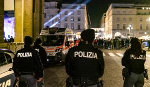 Capodanno: niente feriti per i botti al Maggiore. Parapiglia all'ingresso del concerto in piazza, allontanato un ragazzo che voleva forzare il blocco