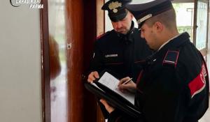 Sfrattato torna nell'appartamento passando dalla finestra del balcone: denunciato 64enne