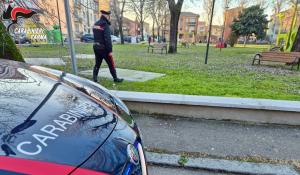Parma: vede i carabinieri e si nasconde dietro le auto in sosta, dalla perquisizione spunta una &ldquo;panetta&rdquo; di hashish nascosta nei pantaloni. Arrestato 20enne italiano
