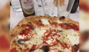 La pignata: bassa e croccante. La classica pizza al di l&agrave; delle mode.