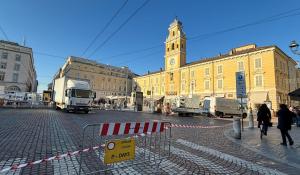 Piazza Garibaldi tra transenne e addetti al lavoro attende la Fiamma olimpica - Il programma della giornata