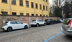 Vandali in azione alla scuola Chieppi: scritte sui muri - Le foto