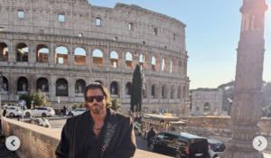 Can Yaman davanti al Colosseo: 'Fake news su di me, cara stampa italiana non seguite la stampa turca'