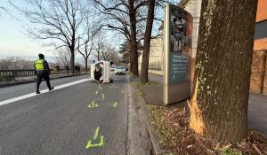 Auto si rbalta sul Lungoparma: un ferito - Le foto